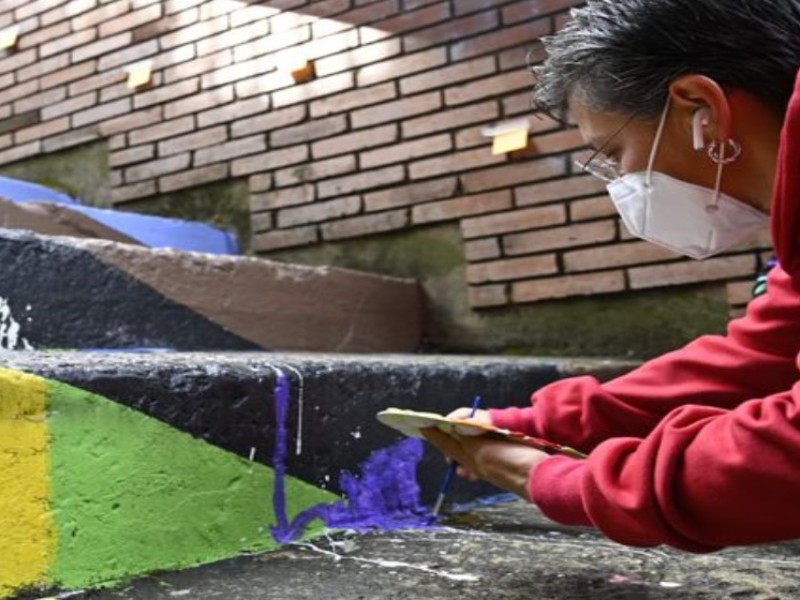 #Colombia|Con pinceles en mano, restauraron escaleras del Orgullo LGBTI en Bogotá